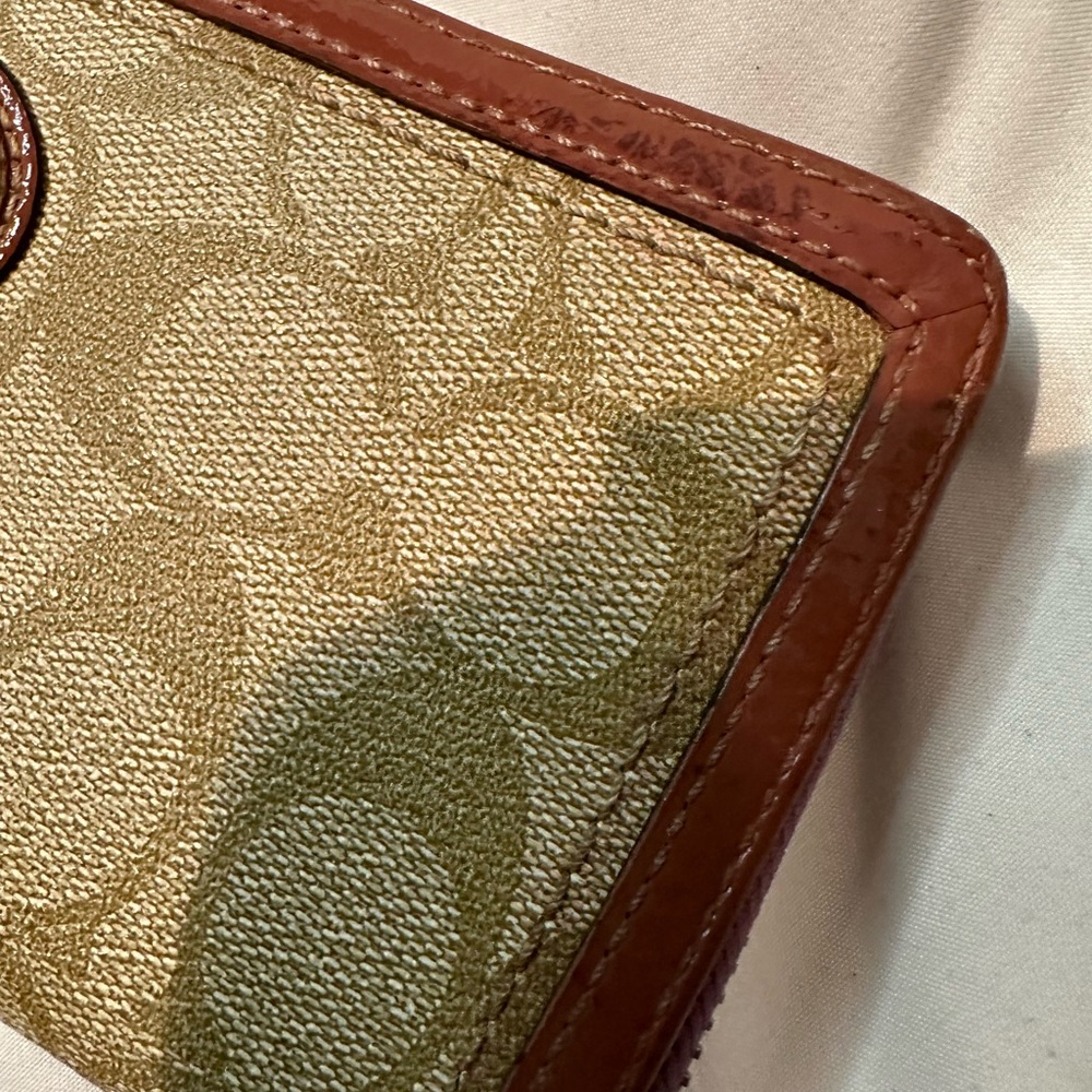 Authentic  Signature Coach Wallet - Picture 5 of 13